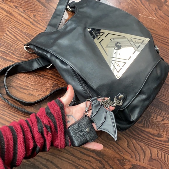 ✨ SOLD ✨ Bandolier Brand AirPod Leather Case - Picture 6 of 6